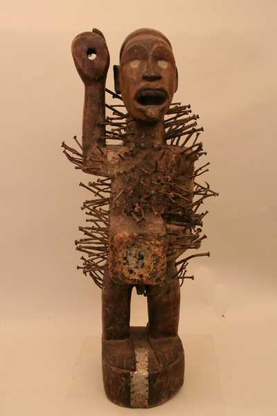 kongo ( Nkondi fétiche), d`afrique : Rép.démoncratique du Congo., statuette kongo ( Nkondi fétiche), masque ancien africain kongo ( Nkondi fétiche), art du Rép.démoncratique du Congo. - Art Africain, collection privées Belgique. Statue africaine de la tribu des kongo ( Nkondi fétiche), provenant du Rép.démoncratique du Congo., 165/445.Très vieille statue fétiche à clous NKONDI.Il représente un esprit anthropomorphe tenant une lance,prêt à punir un esprit ou une personne responsable d